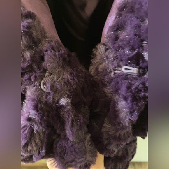 Esley Women’s Size Small Fuzzy Cropped Purple Jacket Style # 7071J - Picture 3 of 4